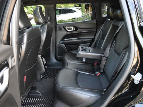 Used 2025 Jeep Compass Trailhawk w/ Sun & Sound Group AWD/4WD image 9