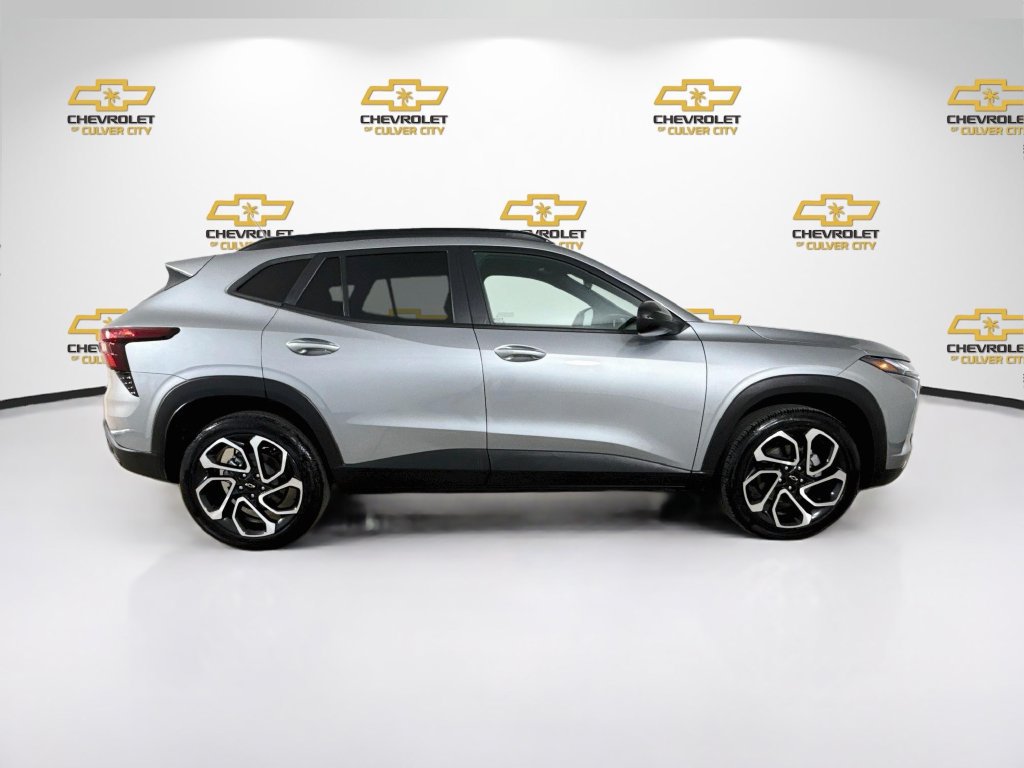 Used 2024 Chevrolet Trax RS w/ Sunroof Package FWD image 9