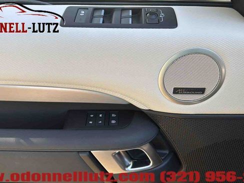 Used 2024 Land Rover Discovery Dynamic SE AWD/4WD image 14