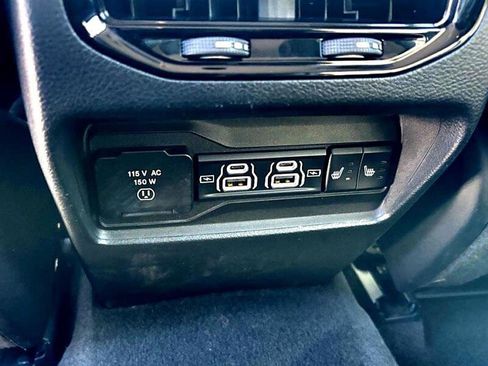 Used 2022 GMC Yukon SLT w/ SLT Luxury Package image 23