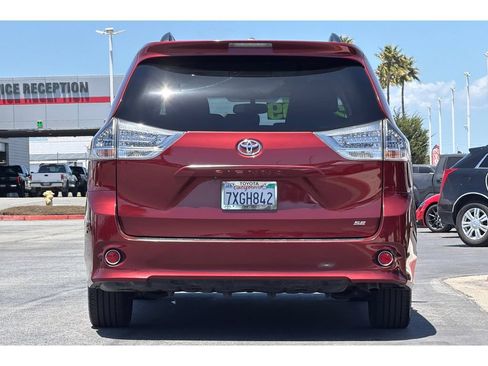 Used 2017 Toyota Sienna SE w/ SE Preferred Package FWD image 5