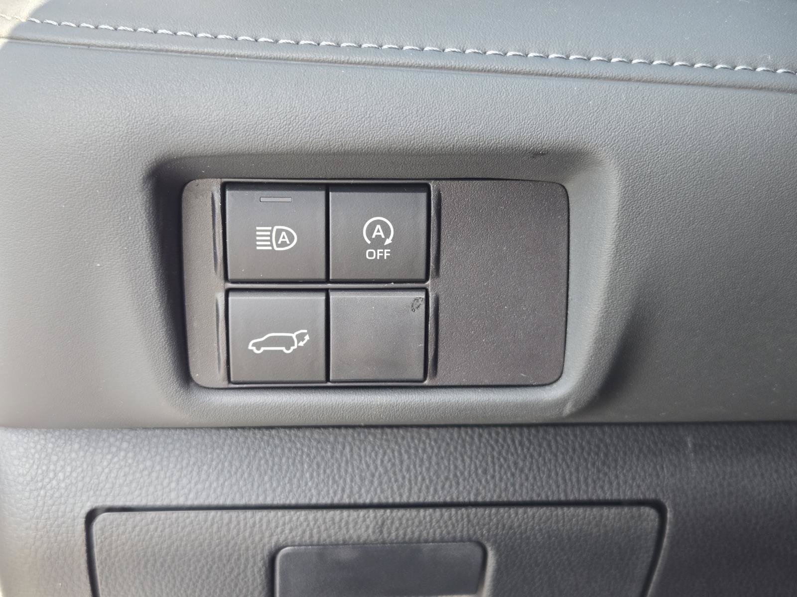 Used 2024 Toyota Highlander LE FWD image 19
