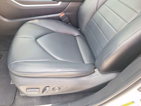 Used 2024 Toyota Highlander XLE FWD image 16