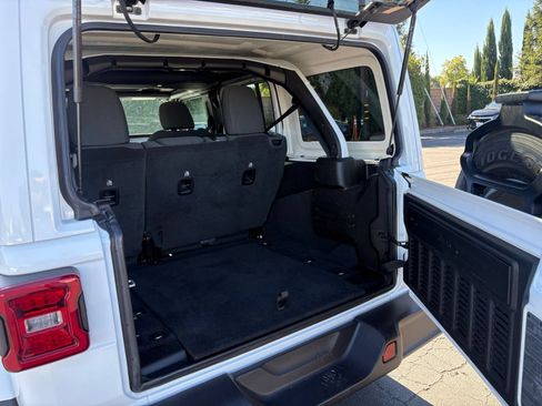 Used 2025 Jeep Wrangler Unlimited Sahara AWD/4WD image 31