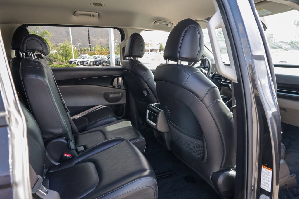 Used 2025 Kia Carnival FWD image 24