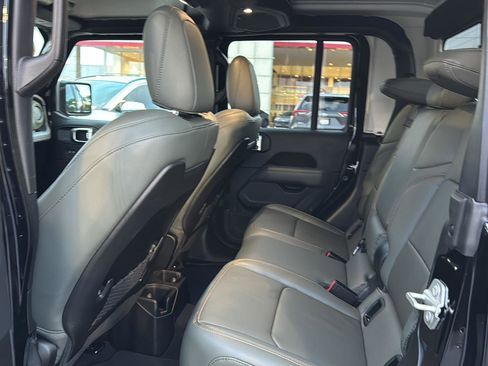 Used 2024 Jeep Gladiator Mojave w/ Technology Group image 9