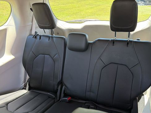 Used 2024 Chrysler Pacifica Touring-L FWD image 12