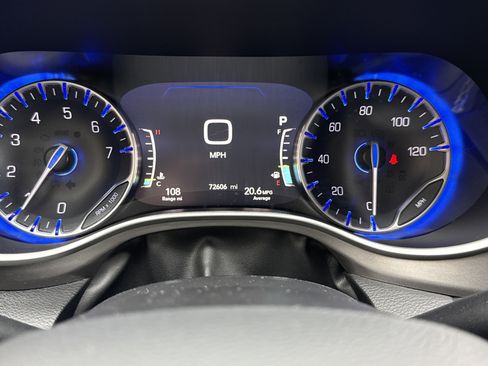 Used 2023 Chrysler Pacifica Touring-L FWD image 21