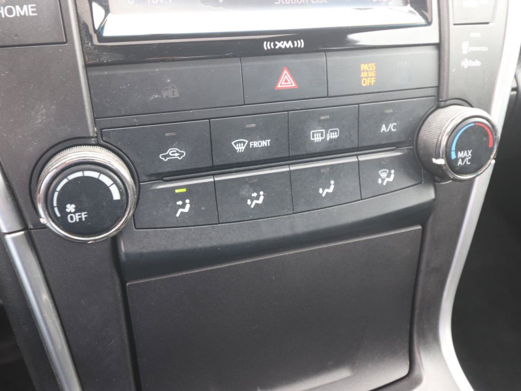 Used 2016 Toyota Camry SE w/ Moonroof Package FWD image 19