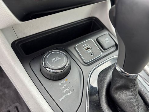 Used 2019 Jeep Cherokee Limited AWD/4WD image 28