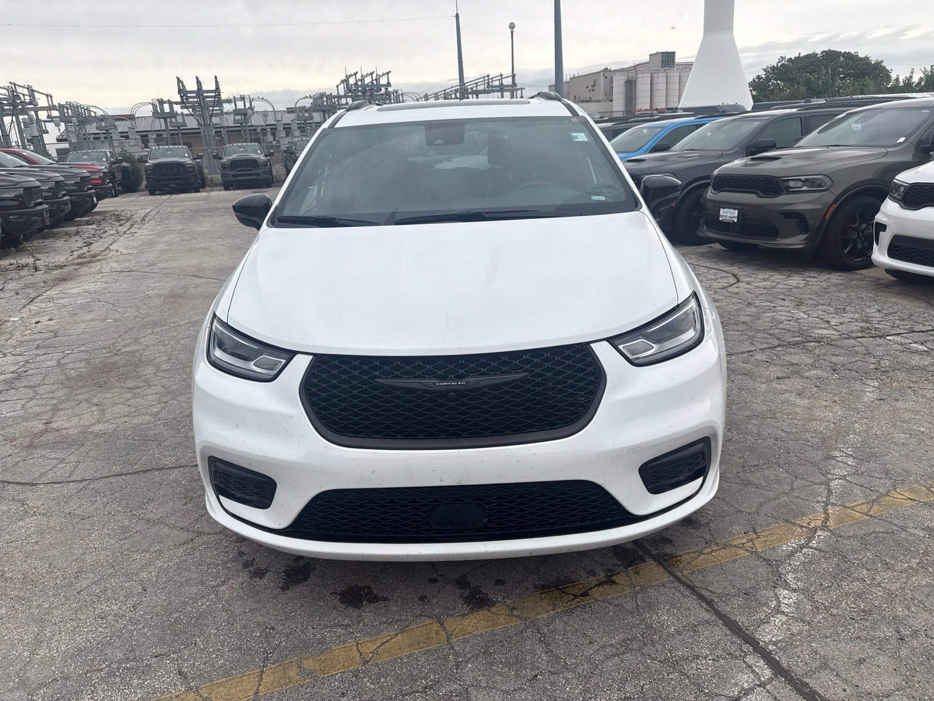 Used 2025 Chrysler Pacifica Limited FWD image 2