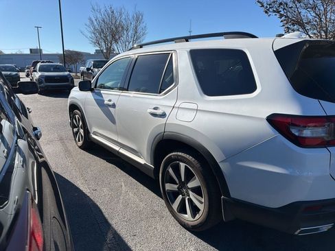 Used 2023 Honda Pilot Touring image 7