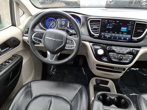 Used 2023 Chrysler Pacifica Touring-L image 16