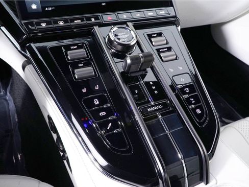 Used 2025 Aston Martin V8 Vantage Coupe RWD image 24