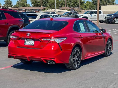 Used 2020 Toyota Camry SE w/ Convenience Package FWD image 4