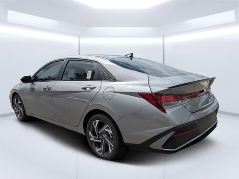 Used 2025 Hyundai Elantra Sport image 5