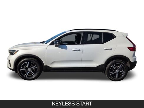 Used 2024 Volvo XC40 B5 Core image 5