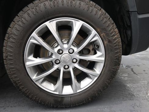 Used 2019 Jeep Cherokee Latitude Plus w/ Comfort/Convenience Group AWD/4WD image 15