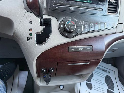 Used 2011 Toyota Sienna XLE image 31