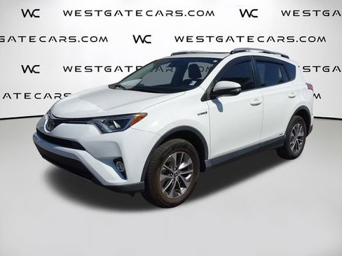 Used 2018 Toyota RAV4 LE image 1