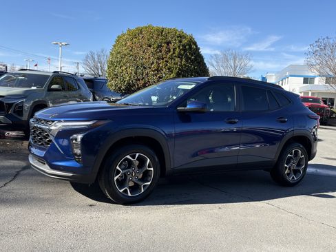 Used 2024 Chevrolet Trax LT w/ LT Convenience Package image 1