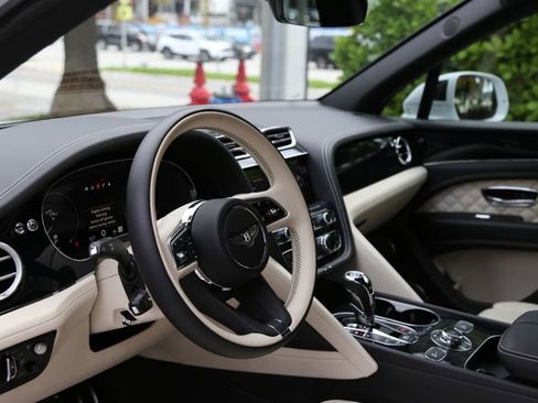 Used 2021 Bentley Bentayga image 41