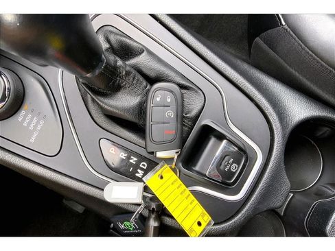 Used 2021 Jeep Cherokee Latitude Lux image 14