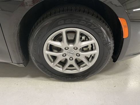 Used 2024 Chrysler Pacifica Touring-L image 14