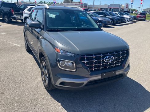 Used 2025 Hyundai Venue SEL FWD image 1