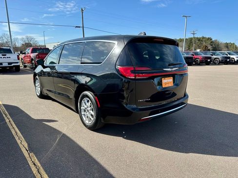 Used 2024 Chrysler Pacifica Touring-L FWD image 3