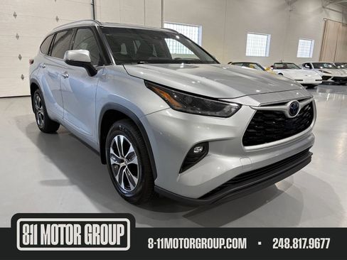 Used 2021 Toyota Highlander XLE AWD/4WD image 1