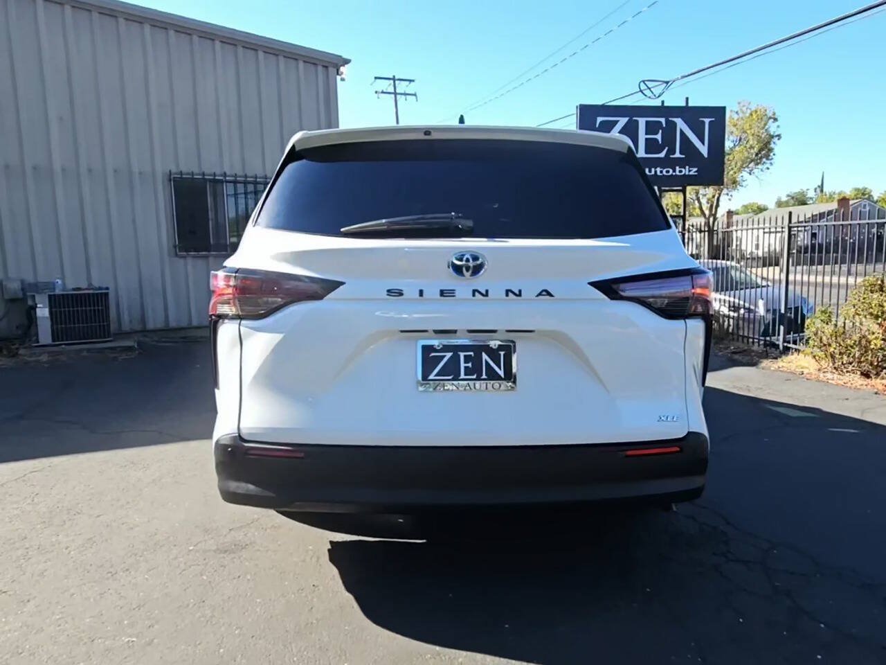 Used 2025 Toyota Sienna XLE w/ XLE Plus Package FWD image 6