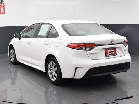 Used 2025 Toyota Corolla LE w/ Convenience Package FWD image 3