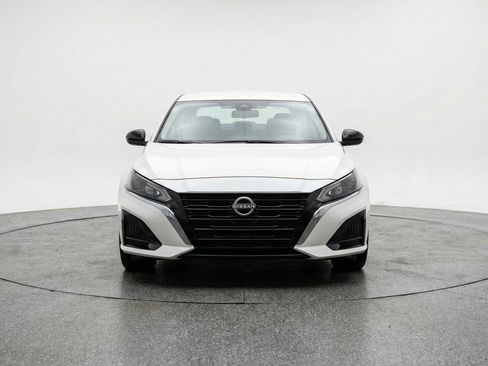 Used 2025 Nissan Altima 2.5 SV FWD image 2