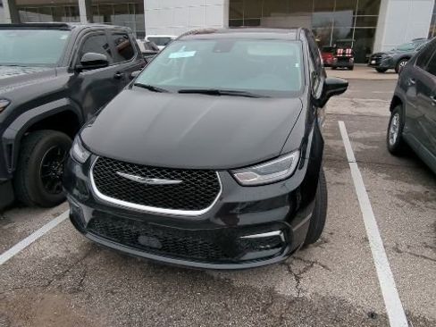 Used 2024 Chrysler Pacifica Select image 3