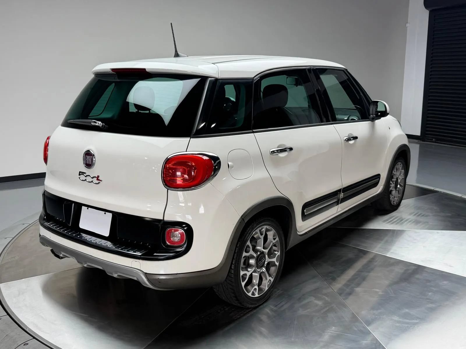 Used 2017 FIAT 500L Trekking FWD image 2