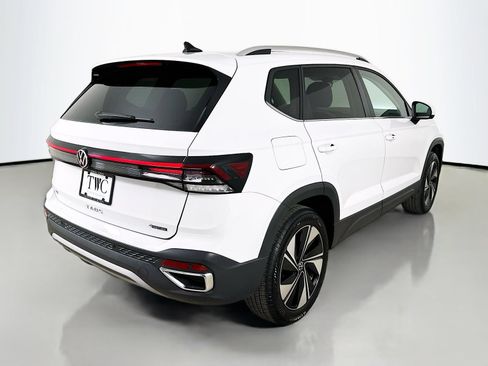 Used 2025 Volkswagen Taos SE w/ Panoramic Sunroof Package AWD/4WD image 5
