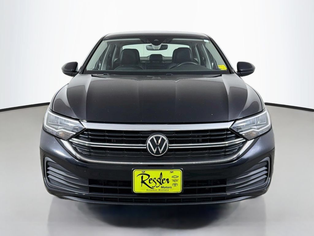 Used 2024 Volkswagen Jetta SE FWD image 2