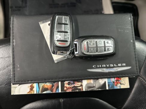 Used 2017 Chrysler Pacifica Touring-L FWD image 40