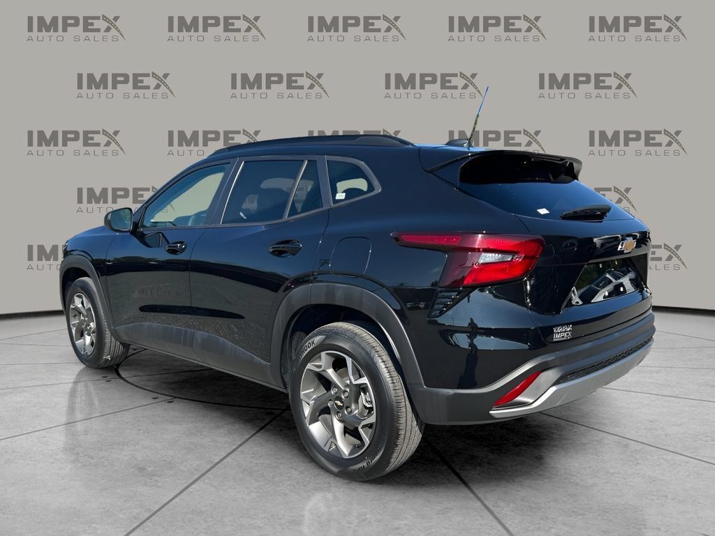 Used 2025 Chevrolet Trax LT FWD image 3