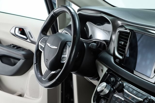 Used 2020 Chrysler Pacifica Touring-L w/ Advanced Safetytec Group FWD image 35