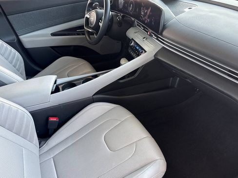Used 2025 Hyundai Elantra Limited FWD image 23