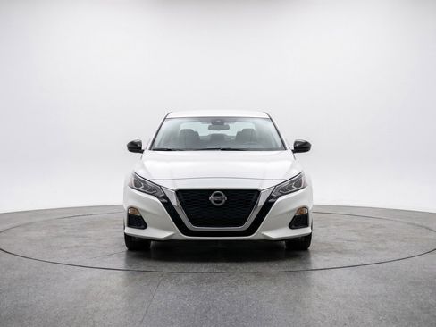 Used 2025 Nissan Altima 2.5 SV FWD image 2