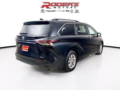 Certified 2025 Toyota Sienna XLE image 8