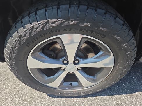 Certified 2019 Jeep Cherokee Limited w/ Trailer Tow Group AWD/4WD image 11