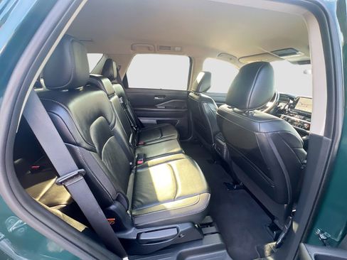 Used 2025 Nissan Pathfinder SL FWD image 31