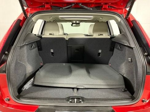 Certified 2025 Volvo XC40 B5 Ultra AWD/4WD image 37