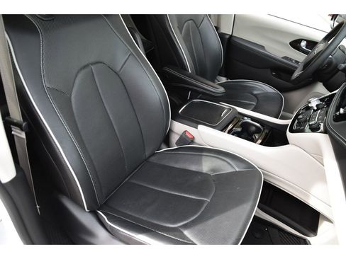 Used 2023 Chrysler Pacifica Limited w/ Uconnect Theater Family Group image 31