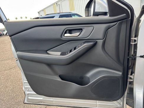 Used 2025 Nissan Rogue SV FWD image 18