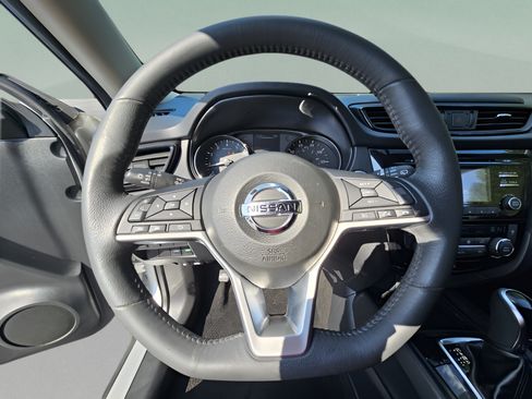 Used 2017 Nissan Rogue SV FWD image 21